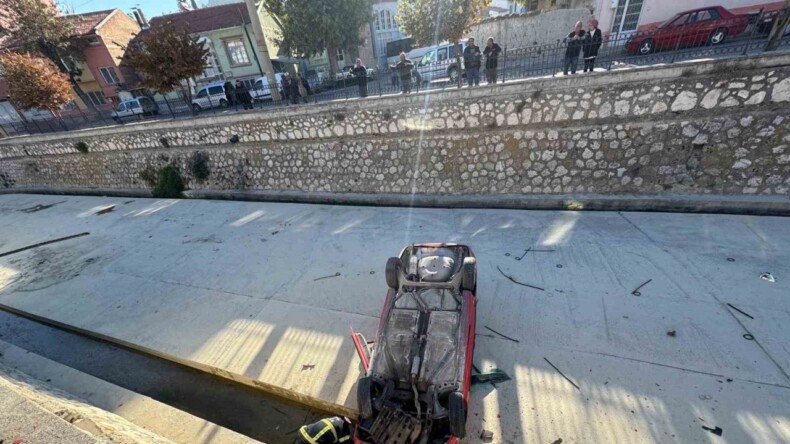 Kontrolden çıkan otomobil çaya uçtu, sürücü kazayı sıyrıklarla atlattı – Akdeniz Haber, Akdeniz Haberleri, Akdeniz Gündem