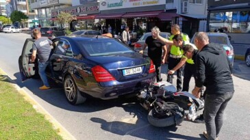 Yol veren aracın altına giren motosiklettekiler yaralandı – Akdeniz Haber, Akdeniz Haberleri, Akdeniz Gündem