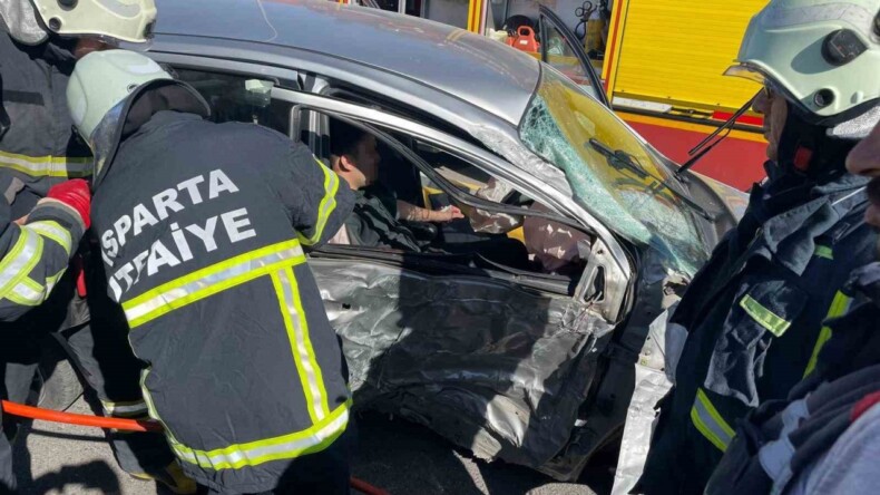 Isparta’da kontrolden çıkan otomobil elektrik direğine çarptı: 2 yaralı – Akdeniz Haber, Akdeniz Haberleri, Akdeniz Gündem