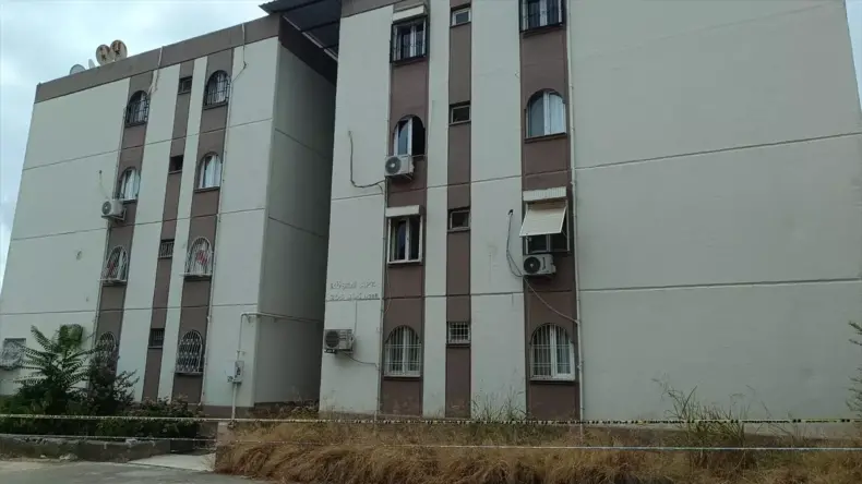 Adana’da Merdiven Çöktü, 20 Kişi Tahliye Edildi