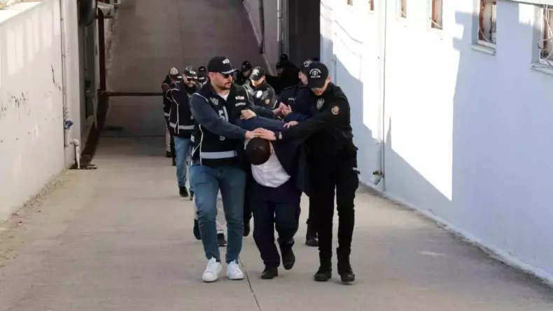 Adana’da Polisler Silah Satışından Hapisle Yüz Yüze