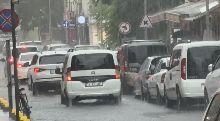 Düzce’de 5 Dakikalık Sağanak, Hayatı Felç Etti