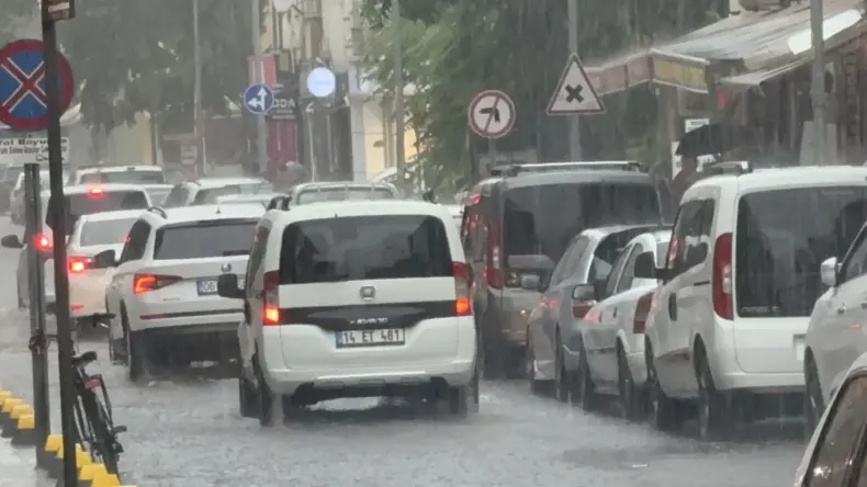 Düzce’de 5 Dakikalık Sağanak, Hayatı Felç Etti