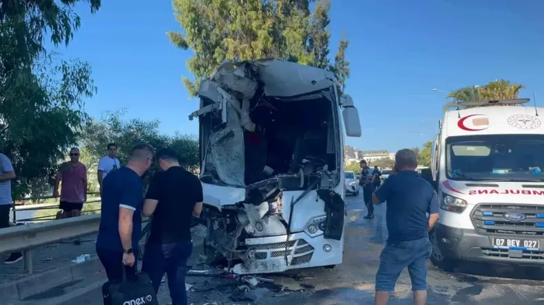 Alanya’da Midibüs Kazası: 15 Yaralı