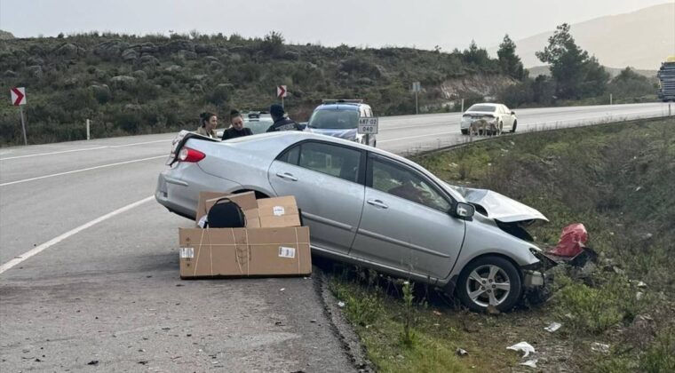 Manavgat’ta Tır-Otomobil Çarpışması: 2 Yaralı