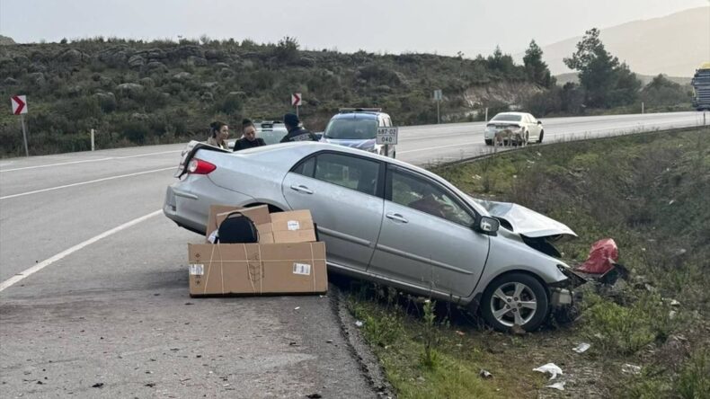 Manavgat’ta Tır-Otomobil Çarpışması: 2 Yaralı