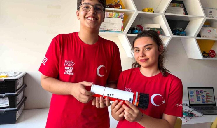 İzmirli Öğrencilerden Elektrikli Fırça Başarısı