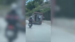 Canlarını hiçe sayıp kamyonun kasasına tutundular! Tehlikeli anlar kamerada