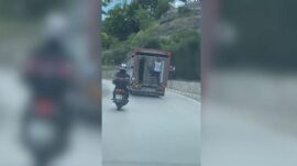Canlarını hiçe sayıp kamyonun kasasına tutundular! Tehlikeli anlar kamerada