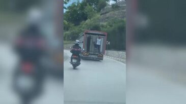 Canlarını hiçe sayıp kamyonun kasasına tutundular! Tehlikeli anlar kamerada