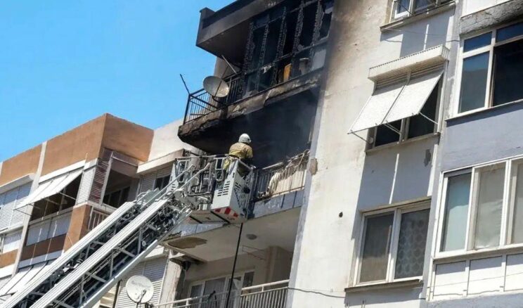 İzmir’de Apartman Yangını: 6 Mahsur, 2 Yaralı