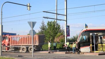 Kayseri’de feci kaza! Kamyon ile tramvay çarpıştı: Yaralılar var