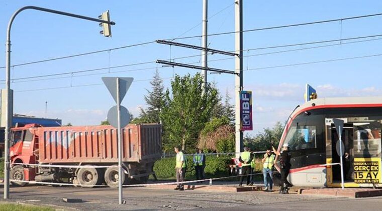 Kayseri’de feci kaza! Kamyon ile tramvay çarpıştı: Yaralılar var