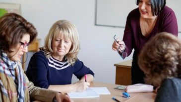 Menopozdan sonra yeni dil öğrenmek için bunları yapın! Beyni aktive ediyor