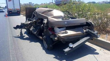 Antalya’da Kamyon Otomobile Çarptı