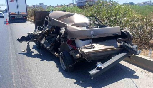Antalya’da Kamyon Otomobile Çarptı