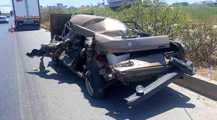 Antalya’da Kamyon Otomobile Çarptı