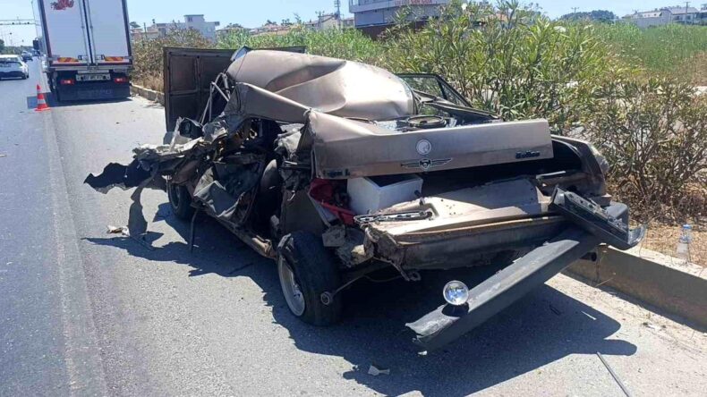 Antalya’da Kamyon Otomobile Çarptı
