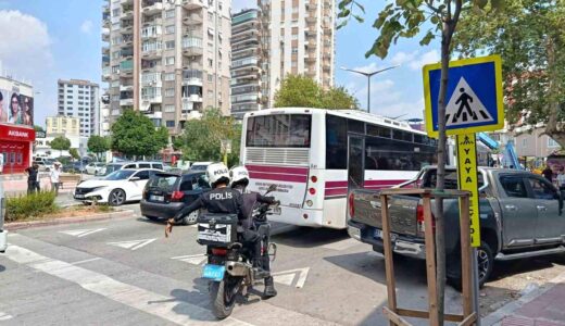 Adana’da Minibüs Kazası: Genç Kız Hayatını Kaybetti
