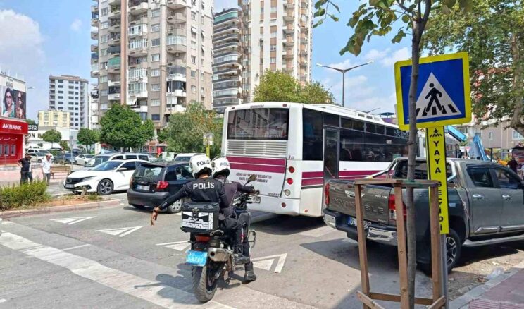 Adana’da Minibüs Kazası: Genç Kız Hayatını Kaybetti